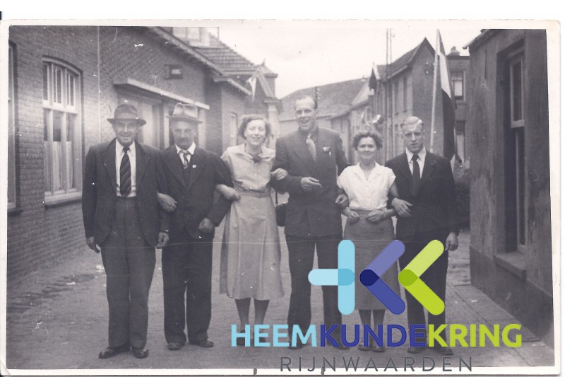 Lobith Kermis van lnr- onb-onb-Hendrien vdLaag-Damen --Gerrit vdLaag--Toos Damen-Roes -- Jan Damen jr. Coll. HKR geschonken door H.vdLaag